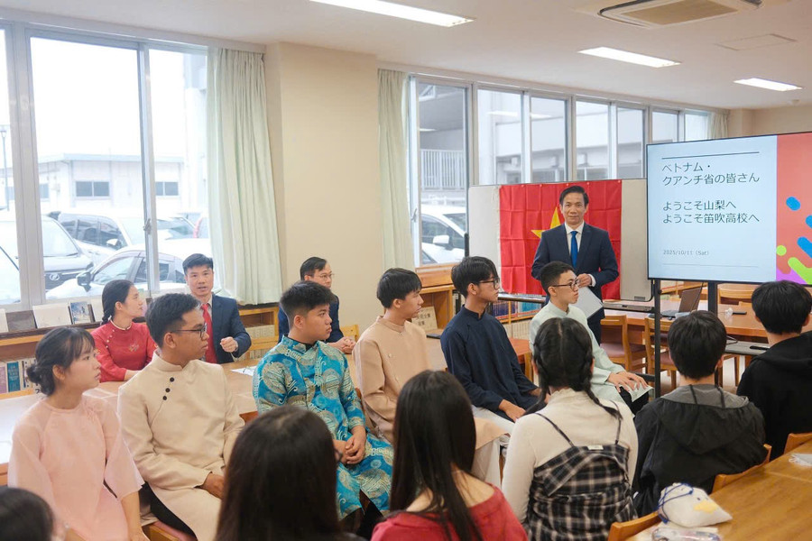 Lãnh đạo Sở GD&ĐT phát biểu tại chương trình.