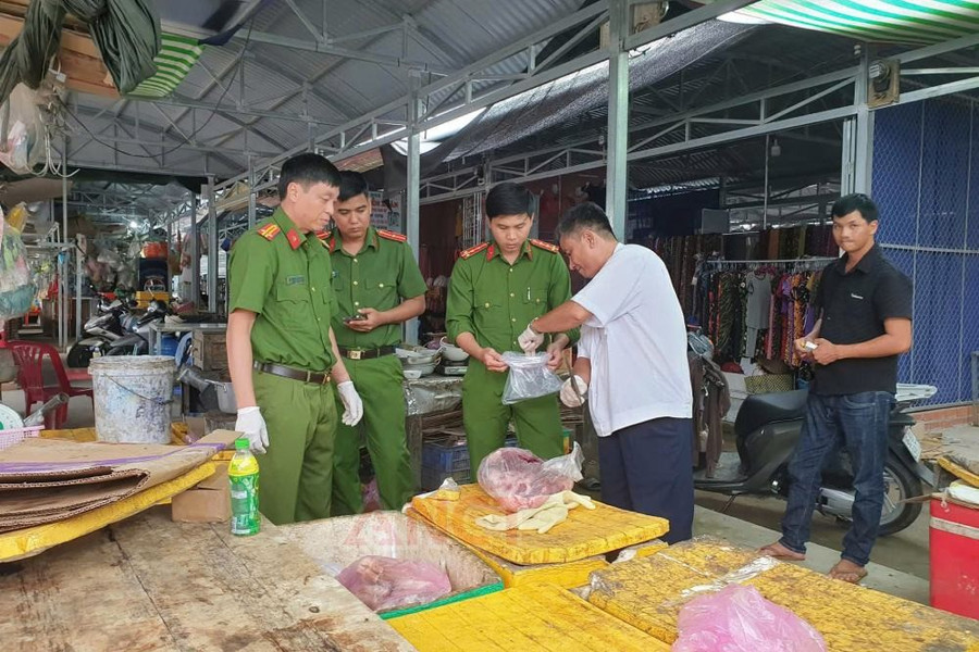 Đoàn kiểm tra lấy mẫu giám định tại sạp thịt lợn của bà C. Ảnh: Công an Cần Thơ.