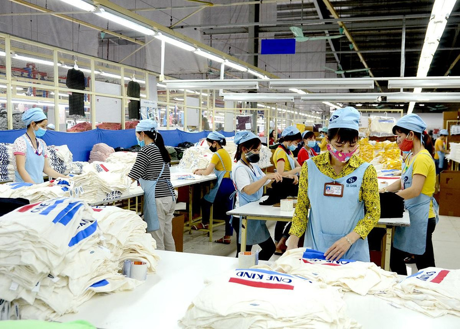 Công nhân làm việc tại Công ty TNHH Seshin VN2, Khu Công nghiệp Long Bình An.