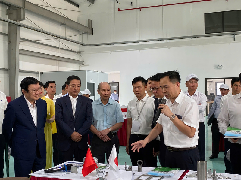 Nguyên Chủ tịch nước Trương Tấn Sang tham quan Nhà máy Onaga Nhật Bản tại HANSSIP. Ảnh: N.H
