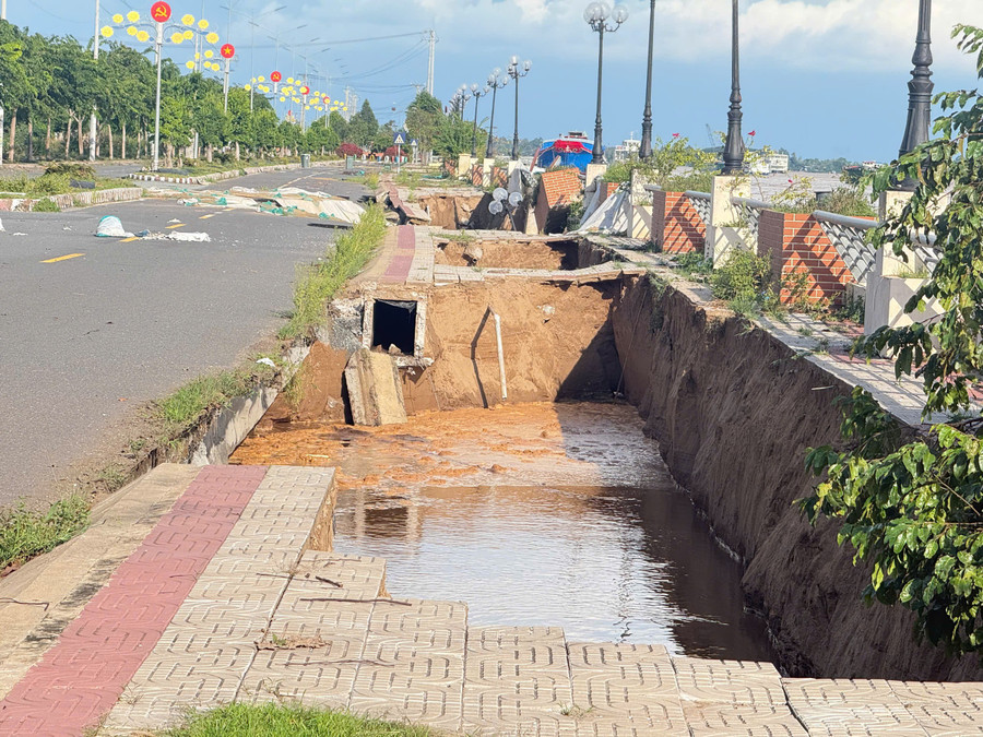 Hiện trường vụ sạt lở kè Thường Thới Tiền chiều 16/10. Ảnh: CTV