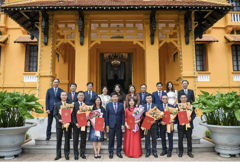 Ủy viên Trung ương Đảng, Phó Bí thư Thường trực Đảng ủy, Thứ trưởng Ngoại giao Nguyễn Mạnh Cường chụp ảnh lưu niệm với các đồng chí mới nhận quyết định và đại diện các đơn vị liên quan. Ảnh: Báo Quốc tế
