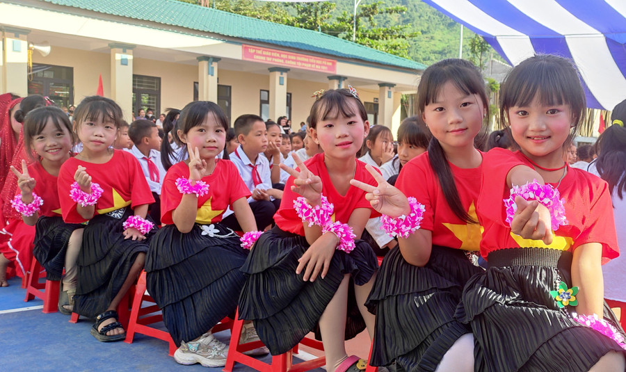 Học sinh Trường Tiểu học Pù Nhi (Thanh Hóa) trong ngày khai trường.