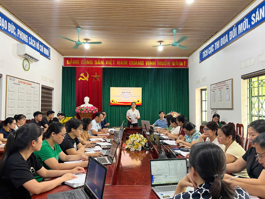 Trường THCS Đắc Sơn (Thái Nguyên) đã tổ chức Hội nghị tập huấn nghiệp vụ điều tra, cập nhật dữ liệu phổ cập giáo dục, xóa mù chữ cho toàn thể cán bộ giáo viên, nhân viên trong nhà trường. Ảnh: Trường THCS Đắc Sơn