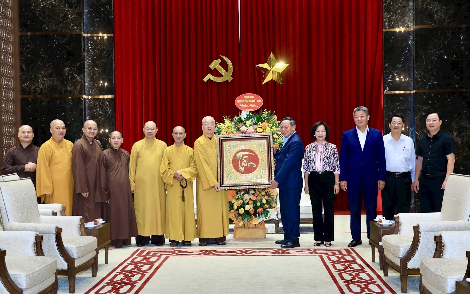 Đoàn Giáo hội Phật giáo Việt Nam tặng quà Thành ủy Hà Nội. Ảnh: Quang Thái