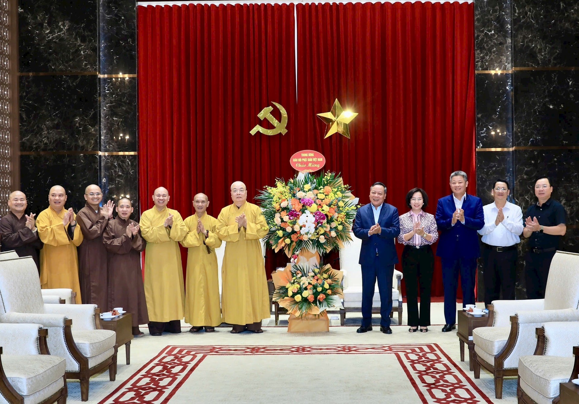 2 / 4  Đoàn Giáo hội Phật giáo Việt Nam tặng hoa chúc mừng Thành ủy Hà Nội. Ảnh: Quang Thái