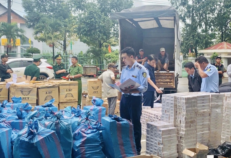 Số lượng lớn thuốc lá bị lực lượng chức năng thu giữ. Ảnh: QLTT