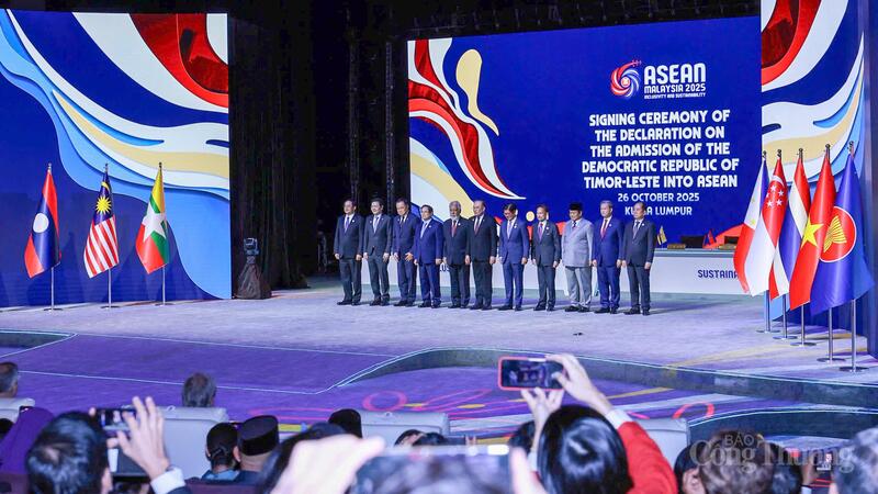 Lãnh đạo các nước ASEAN chứng kiến Lễ ký tuyên bố về việc kết nạp Timor Leste vào ASEAN - Ảnh: Nguyên Minh