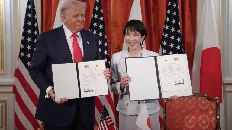 Tổng thống Mỹ Donald Trump (trái) và Thủ tướng Nhật Bản Sanae Takaichi tại Tokyo, ngày 28/10/2025.