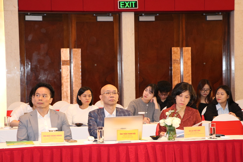 Lãnh đạo các đơn vị Cục, Vụ thuộc Bộ Công Thương tham dự, lắng nghe và giải đáp các thắc mắc, kiến nghị của doanh nghiệp xuất khẩu tại hội nghị. Ảnh: Phong Lâm