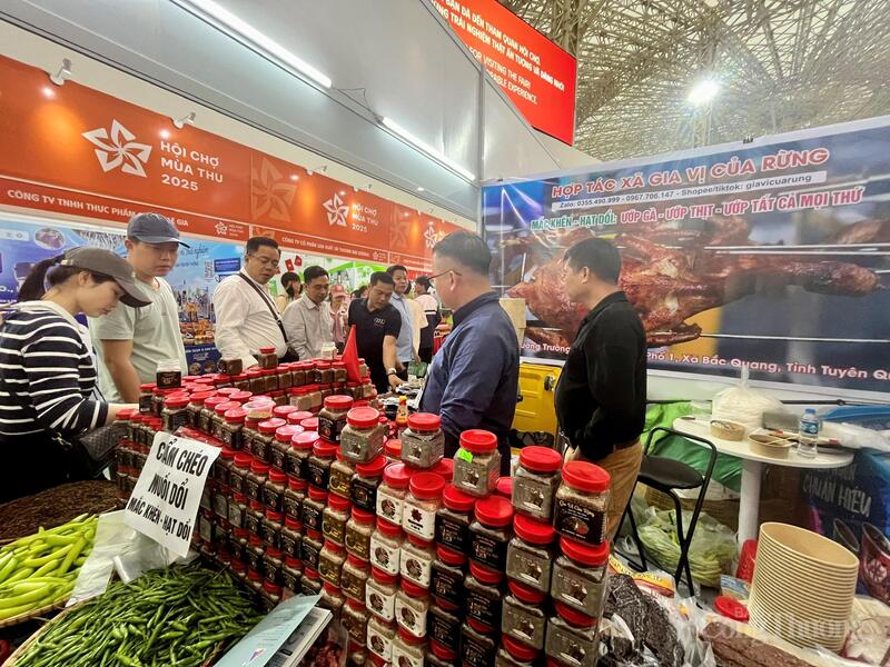 Những sản phẩm mang hương vị của núi rừng Tây Bắc được nhiều khách tham quan quan tâm và mua sắm. Ảnh: P.C