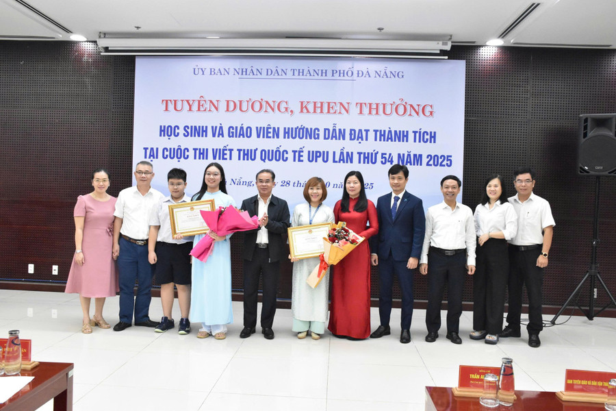 UBND TP Đà Nẵng khen thưởng cho học sinh và giáo viên đạt thành tích cao tại Cuộc thi viết thư quốc tế UPU.