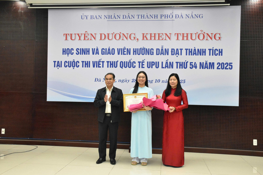 Em Phạm Đoàn Minh Khuê (ở giữa) đón nhận phần thưởng từ đại diện UBND TP Đà Nẵng và Sở GD&ĐT. upu-quoc-te-chuyen-le-quy-don-da-nang.jpg