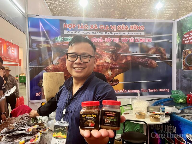 Anh Mai Dương Phi, Giám đốc Hợp tác xã Gia vị của rừng giới thiệu những sản phẩm quê hương tới người dân Thủ đô. Ảnh: P.C