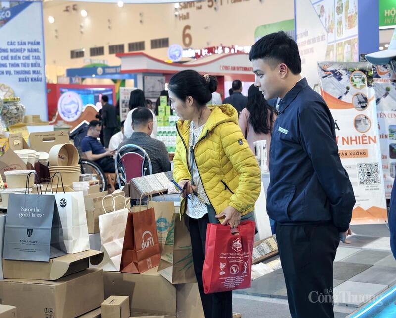 Du khách tham quan gian hàng của Miza