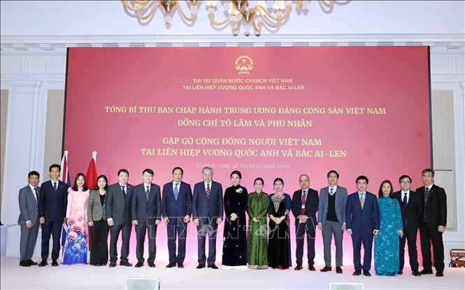 Tổng Bí thư Tô Lâm và Phu nhân với cán bộ nhân viên Đại sứ quán Việt Nam tại Anh. Ảnh: Thống Nhất/TTXVN tong-bi-thu-gap-go-cong-dong-nguoi-viet-nam-va-can-bo-dai-su-quan-viet-nam-4.jpg