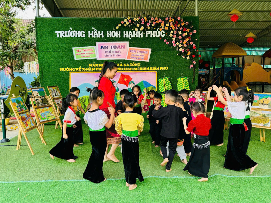 Cô luôn giáo dục trò ý thức về gìn giữ văn hoá dân tộc anh-2.jpg