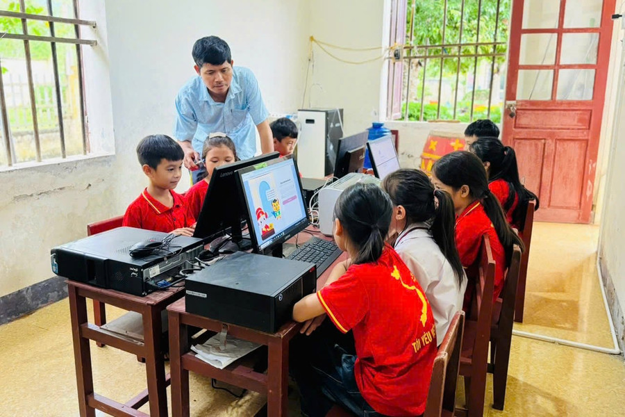 Nhờ sự vận động của thầy Chung, các em học sinh có thêm điều kiện học tập tốt hơn. (Ảnh: Đ.C) Nhờ sự vận động của thầy Chung, các em học sinh có thêm điều kiện học tập tốt hơn. (Ảnh: Đ.C)