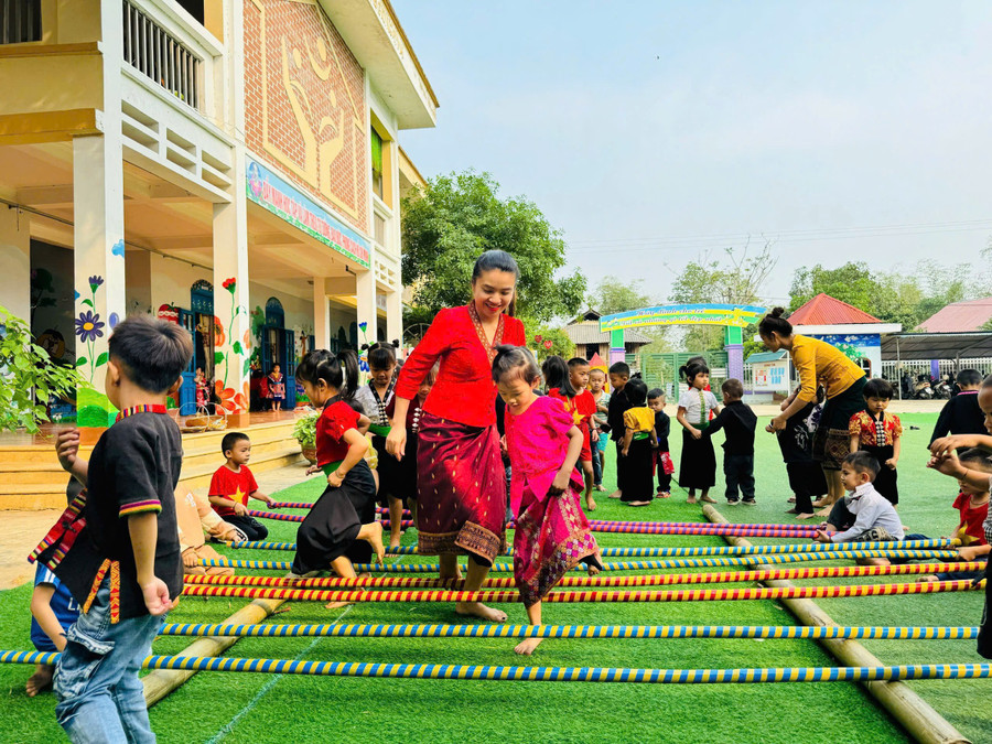 Cô Trần Thị Anh cùng trò tham gia các hoạt động văn hoá. anh-3.jpg