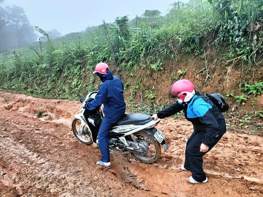 Đường đến Trường Mầm non số 1 Na Tông mùa mưa vô cùng vất vả.