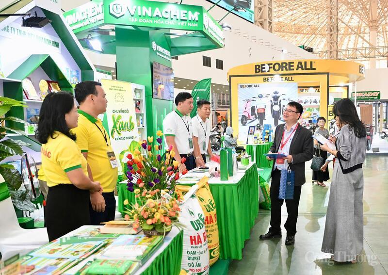 Các sản phẩm tiêu biểu được doanh nghiệp bày trí bắt mắt tại gian hàng.