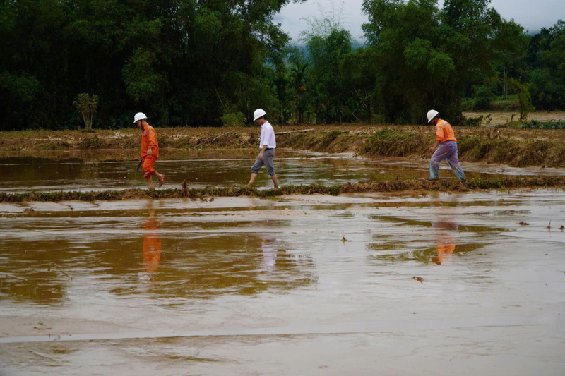 Băng rừng, lội ruộng để xử lý sự cố. Ảnh: PC Quảng Ngãi