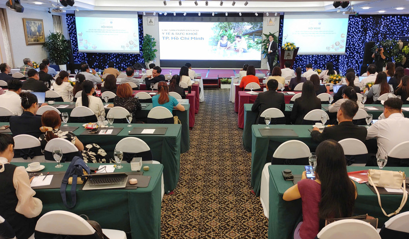 Doanh nghiệp chia sẻ kinh nghiệm, mô hình, kiến nghị  và đề xuất giải pháp phát triển du lịch y tế tại hội nghị. Ảnh: Minh Khuê.