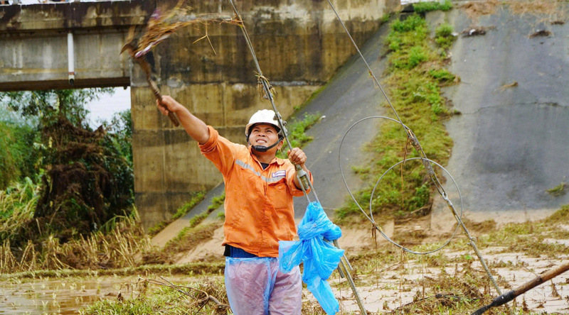 Sau lũ, nhiều rác thải vướng trên đường dây trong hành lang an toàn lưới điện cần phải dọn dẹp sạch sẽ. Ảnh: PC Quảng Ngãi