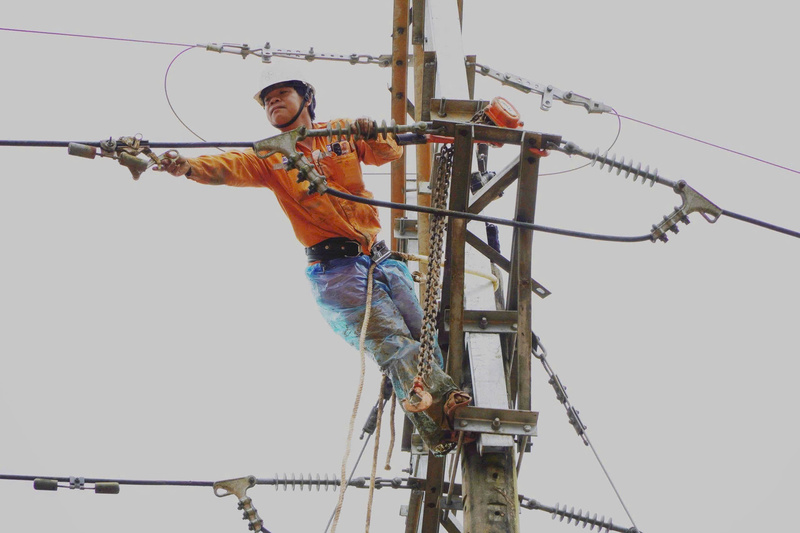 Thực hiện đấu nối những đoạn dây hư hỏng. Ảnh: PC Quảng Ngãi