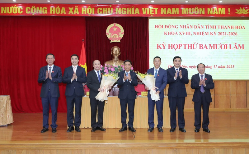 Lãnh đạo tỉnh Thanh Hóa tặng hoa chúc mừng 2 Phó Chủ tịch UBND tỉnh vừa được bầu bổ sung. Ảnh: Minh Hiếu