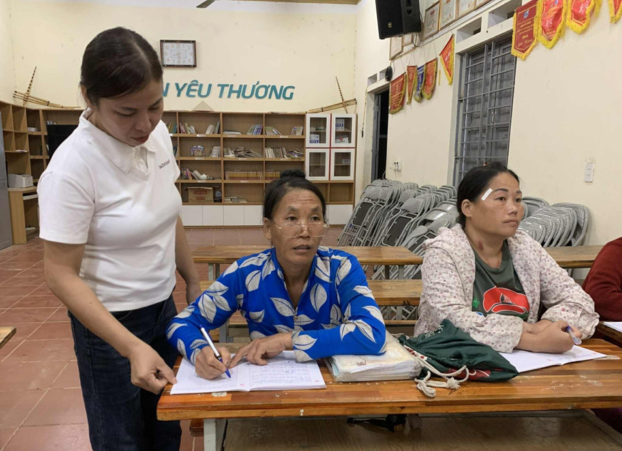 Cô Hoàng Thị Bích Huệ, giáo viên Trường Tiểu học Cúc Đường, người trực tiếp đứng lớp luôn nỗ lực dạy học và động viên học viên tới lớp thường xuyên để đạt kết quả tốt nhất. co-hoang-thi-bich-hue-dong-vien-hoc-vien-trong-lop.jpg