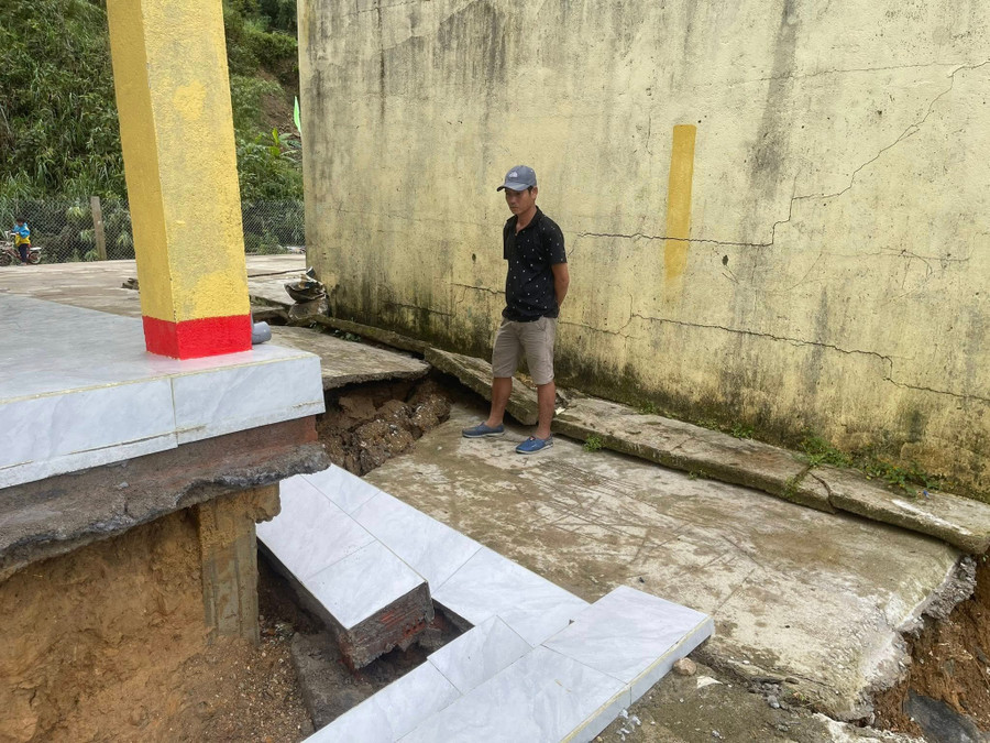 Điểm trường bị sụt lún và có dấu hiệu sạt lở. Ảnh: Nguyễn Trần Vỹ.