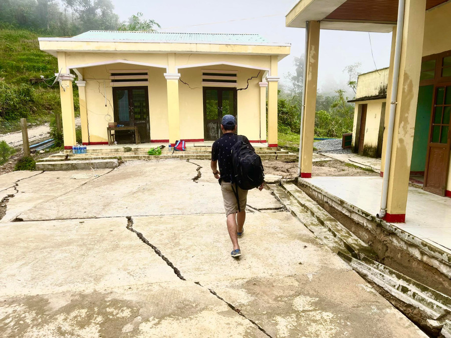 Vết nứt trong sân trường. Ảnh: Nguyễn Trần Vỹ 576741263-4159072751018031-9126685555167956689-n.jpg