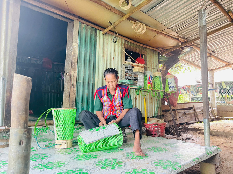 Già làng A Káo gìn giữ nghề truyền thống. giu-gin-nghe-truyen-thong-gia-lang.jpg