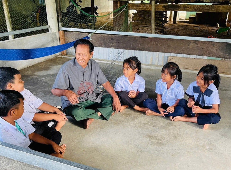 Già A Káo khuyến khích con cháu học hành, vì với ông, cái chữ chính là “chìa khóa mở cửa thoát nghèo”. z7204450889538-328dc189d6f484907bee0123af3c1ac6.jpg