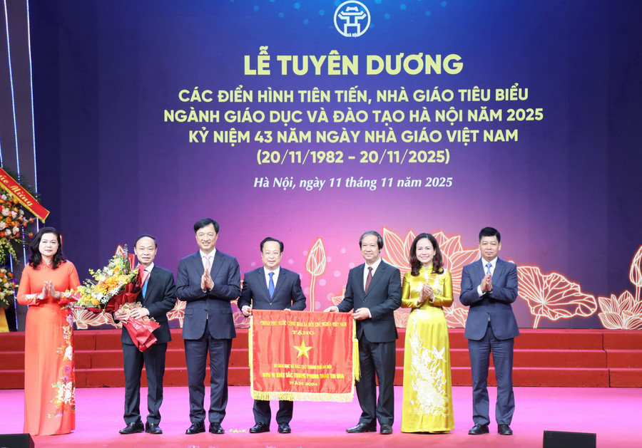 Bí thư Thành ủy Hà Nội Nguyễn Duy Ngọc, Bộ trưởng Bộ Giáo dục và Đào tạo Nguyễn Kim Sơn trao Cờ Thi đua xuất sắc của Chính phủ tặng Sở Giáo dục và Đào tạo Hà Nội.