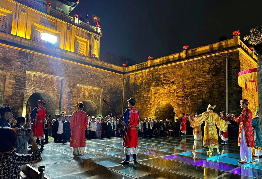 Với nhiều hoạt động tái hiện lịch sử đặc sắc, tour đêm Hoàng thành Thăng Long dần xây dựng thương hiệu gắn với du lịch văn hóa đêm. xay-dung-thuong-hieu-quoc-gia-vietnam-by-night-thuc-day-2.jpg