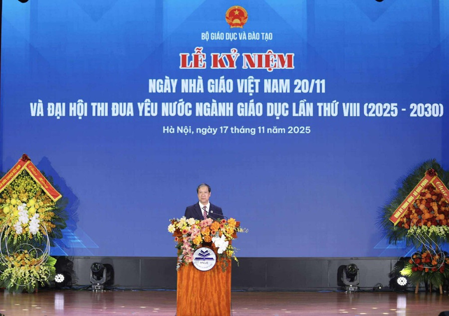 Bộ trưởng Nguyễn Kim Sơn - Chủ tịch Hội đồng thi đua khen thưởng Bộ GD&ĐT phát biểu tại Lễ kỷ niệm 43 năm ngày Nhà giáo Việt Nam và Đại hội Thi đua yêu nước lần thứ VIII. Ảnh: Lê Cường. 77019ba7-f6f0-4dc4-a728-a5c6b09c535e.jpg