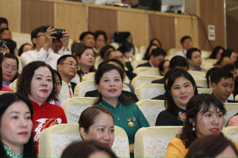 Các thầy cô tham dự buổi Lễ. 646a4217-468b-4507-af4b-94c996c6f650.jpg