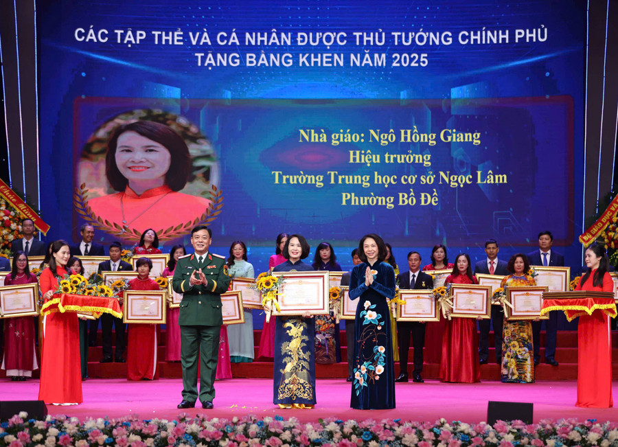 NGƯT Ngô Hồng Giang nhận Bằng khen của Thủ tướng Chính phủ.