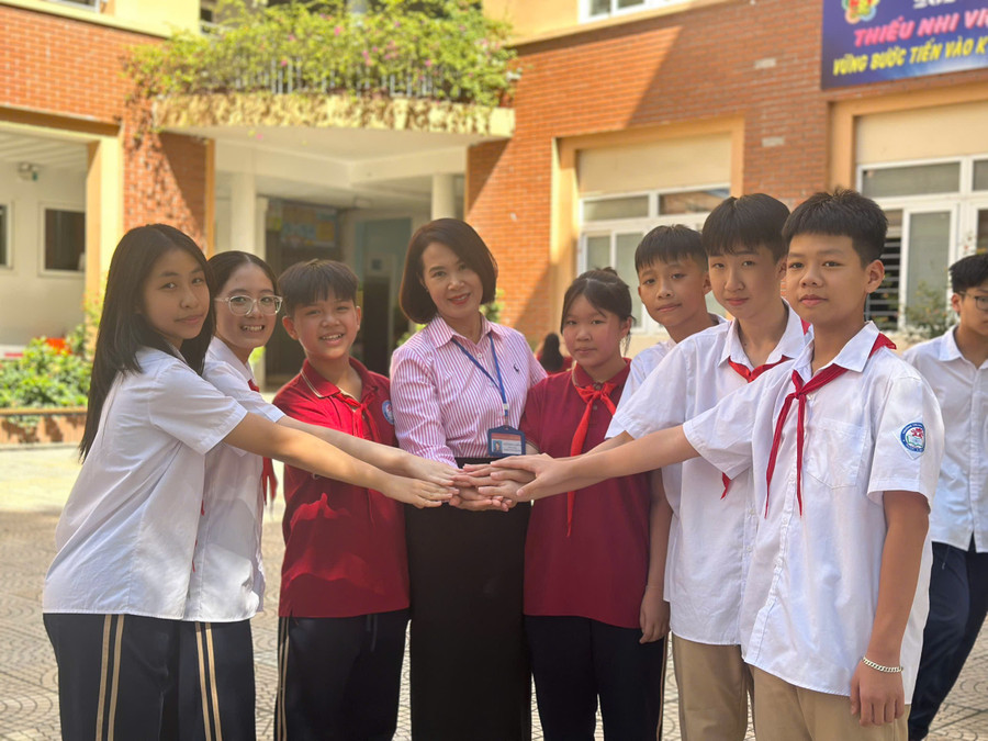 Cô Giang luôn gần gũi với học trò. giang-1.jpg