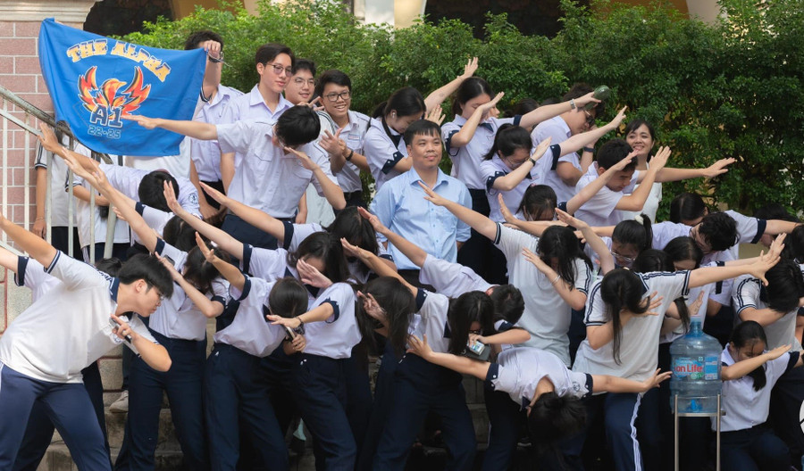 Thầy, trò Trường THPT chuyên Trần Đại Nghĩa (TPHCM) trong hoạt động chào mừng Ngày Nhà giáo Việt Nam 20/11/2024. Ảnh: TĐN