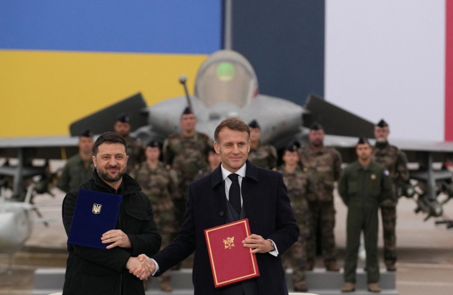 Tổng thống Pháp Macron và Tổng thống Ukraine Zelensky sau khi ký thỏa thuận tại căn cứ Villacoublay ngày 17 tháng 11.