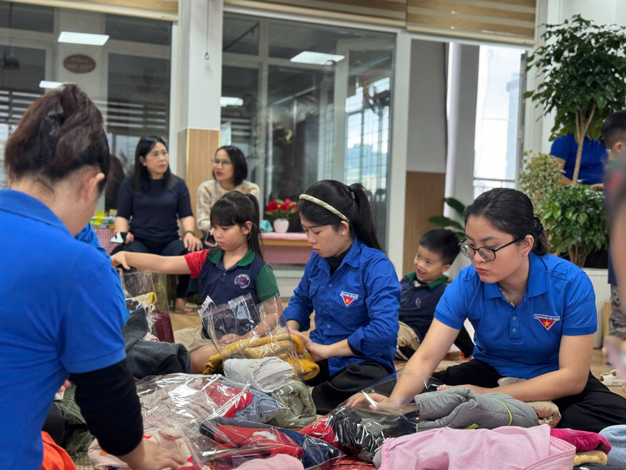 Cô và trò Trường Mầm non Ngọc Lan phân loại, đóng gói áo quần gửi tặng học sinh vùng lũ Đắk Lắk. ung-ho-ao-quan-mam-non-ngoc-lan.jpg