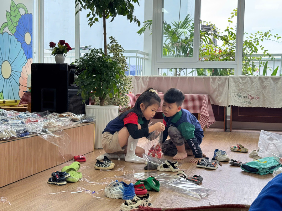 Trẻ Trường Mầm non Ngọc Lan (phường Hải Châu, TP Đà Nẵng) phân loại, đóng gói giày dép đã qua sử dụng gửi các bạn ở Đắk Lắk bị ảnh hưởng bão lũ.