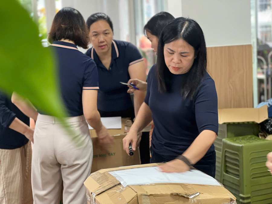 Trường Mầm non Ngọc Lan ủng hộ bánh kẹo, sữa, áo quần ấm, giày dép đã qua sử dụng gửi đến học sinh vùng lũ Đắk Lắk. dong-thung-gui-dong-bao-dak-lak.jpg