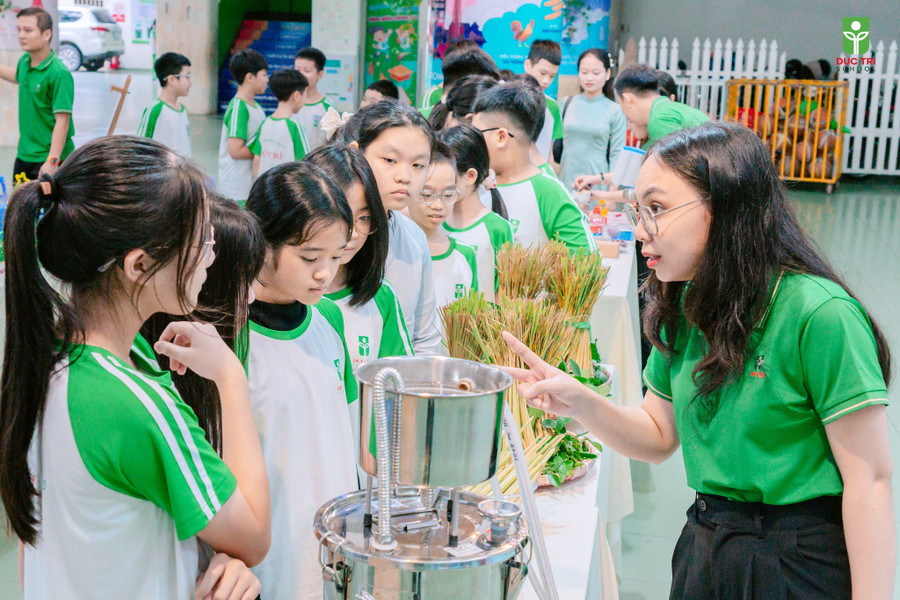 Học sinh Trường Tiểu học - THCS Đức Trí thực hiện quy trình chưng cất tinh dầu sả chanh tại Dự án Sản phẩm xanh vì cộng đồng duc-tri-hoi-cho-mi-ni-gay-quy-ung-ho-bao-lu.jpg