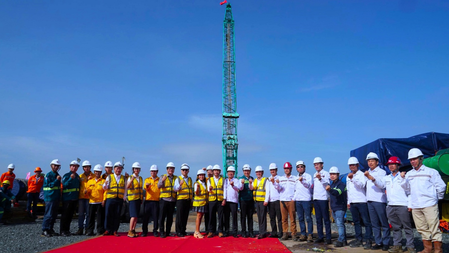 Khởi công thi công cơ khí tuyến ống bờ Lô B – Ô Môn: Tăng tốc giai đoạn thi công đồng bộ toàn tuyến Khởi động thi công cơ khí tuyến ống bờ Lô B - Ô Môn: Mốc tiến độ quan trọng trên toàn tuyến