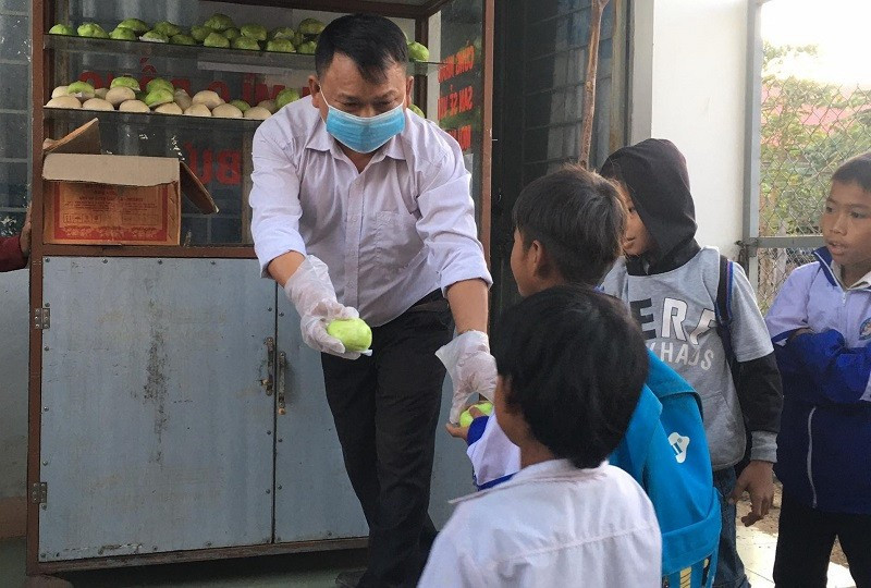 Thầy giáo Vũ Văn Tùng với mô hình