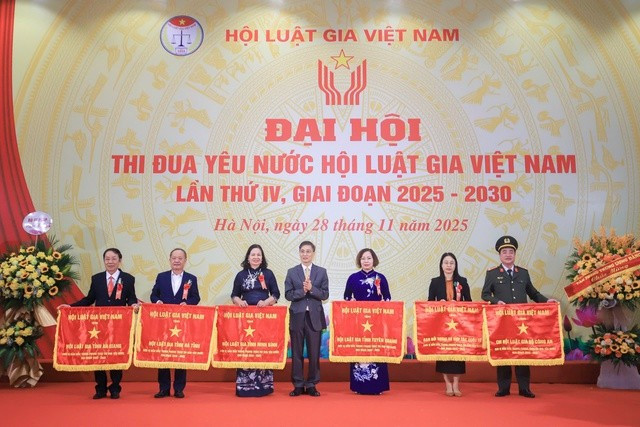 Chủ tịch Hội Luật gia Việt Nam tặng cờ thi đua cho các đơn vị điển hình tiên tiến.